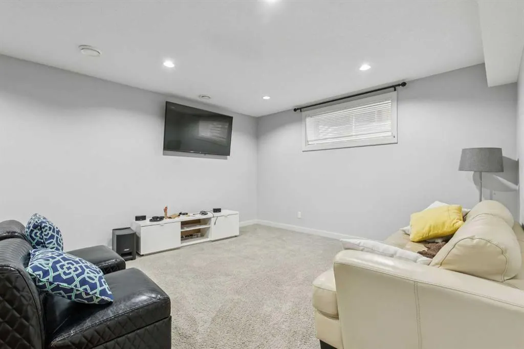 325 Evanspark Gardens NW