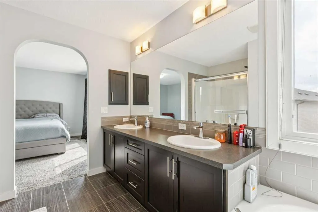 325 Evanspark Gardens NW