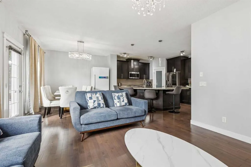 325 Evanspark Gardens NW