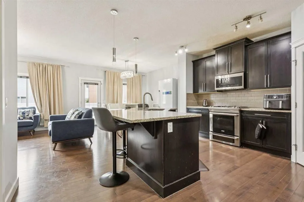 325 Evanspark Gardens NW