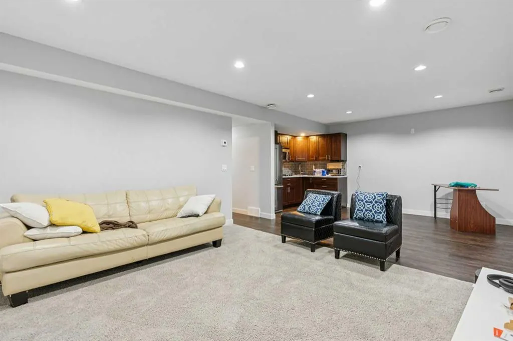 325 Evanspark Gardens NW