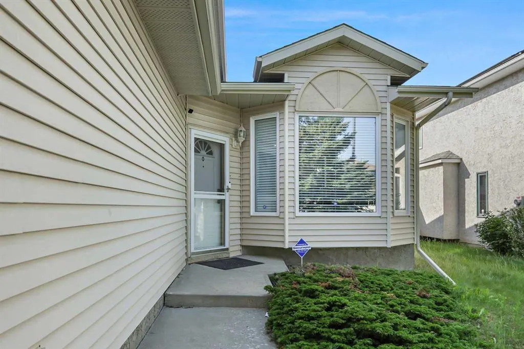 49 Hawktree Circle NW