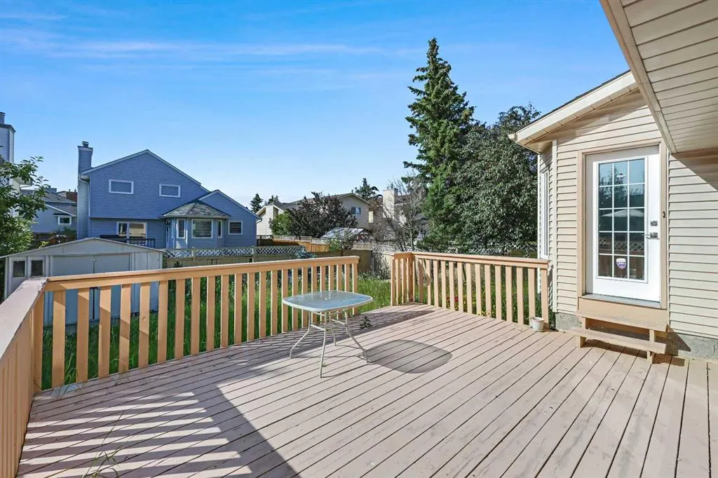 49 Hawktree Circle NW