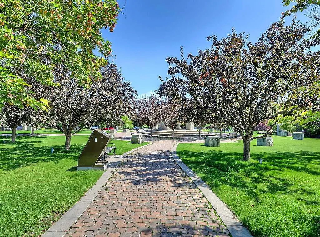 32 Versailles Gate SW