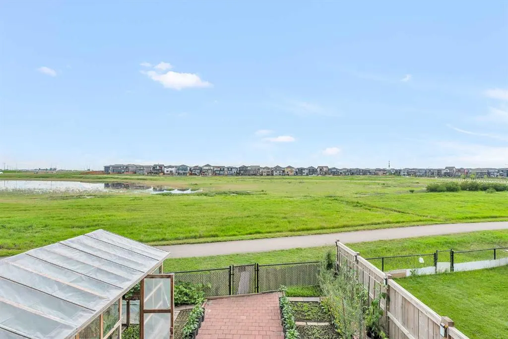 304 Corner Meadows Manor NE