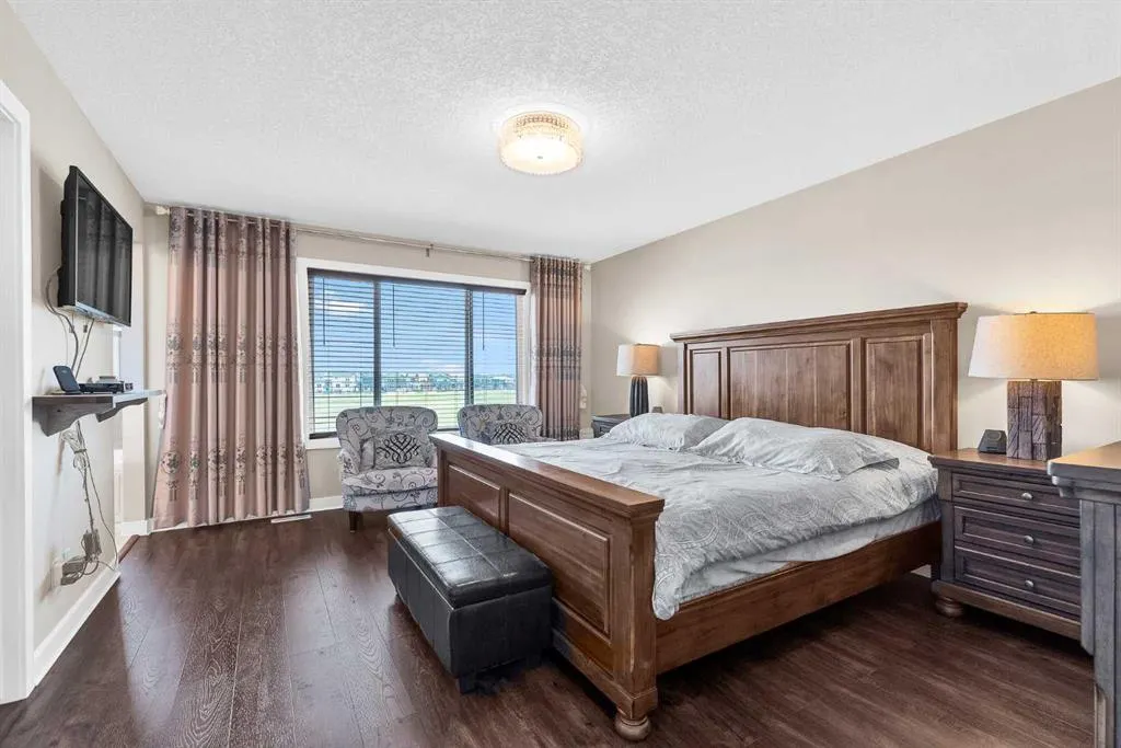 304 Corner Meadows Manor NE