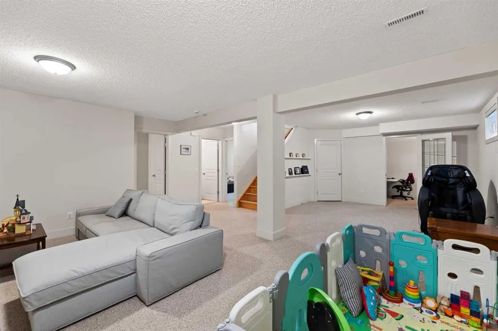 250 Strathridge Place SW