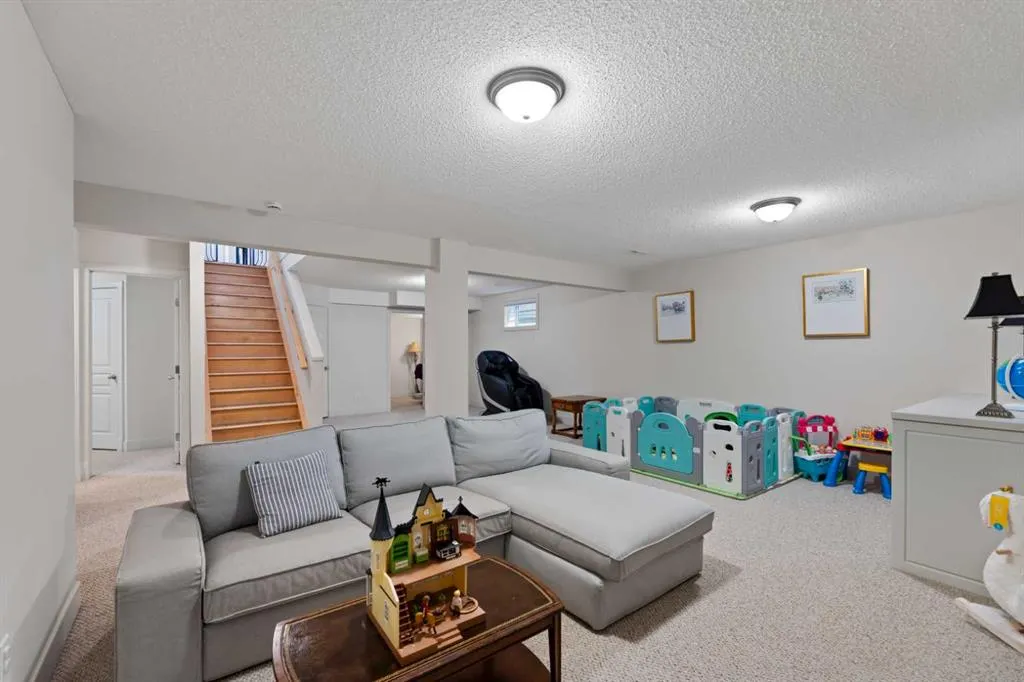 250 Strathridge Place SW