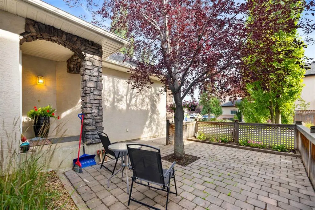 250 Strathridge Place SW