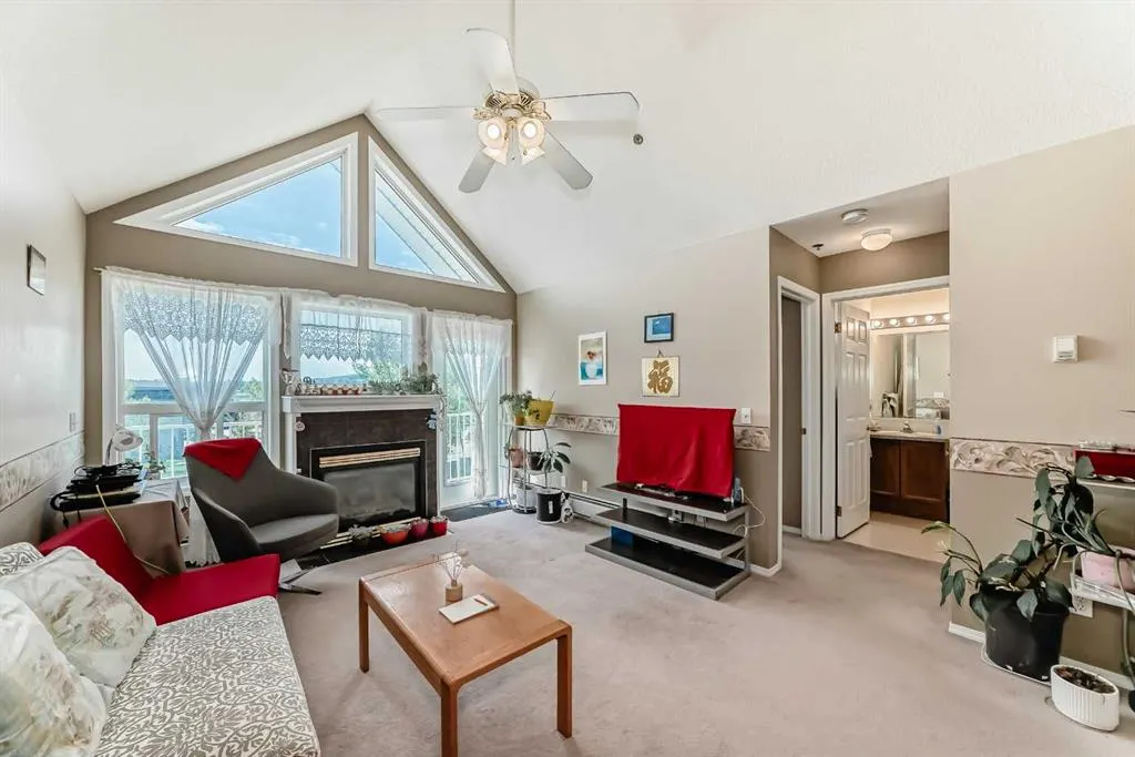 7 Harvest Gold Manor NE, #313