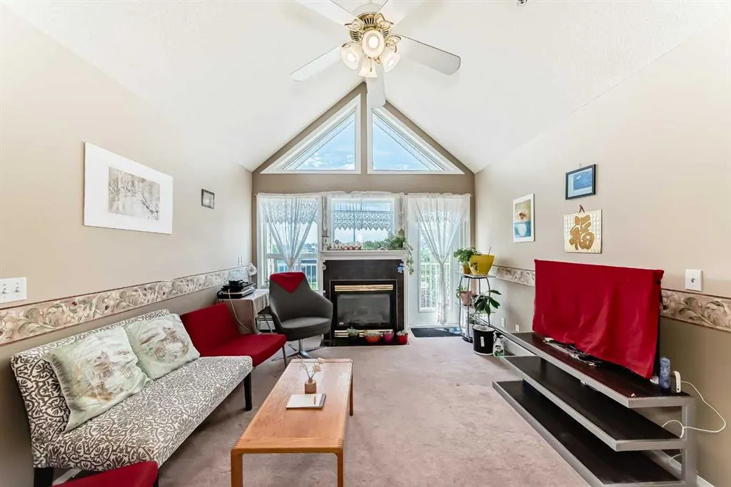7 Harvest Gold Manor NE, #313