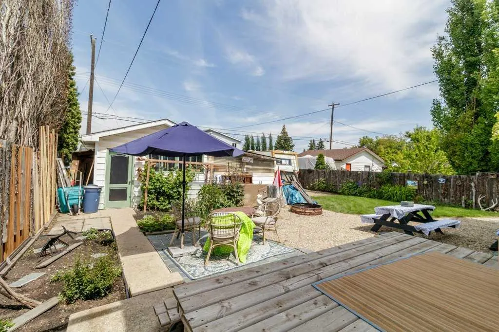3734 46 Street