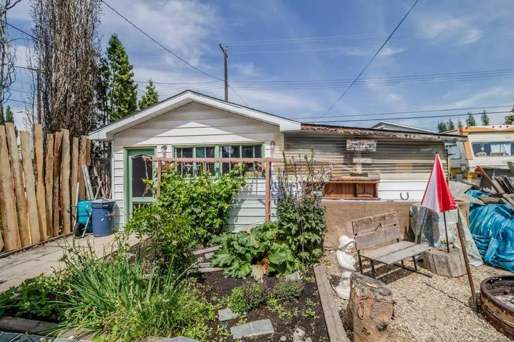 3734 46 Street