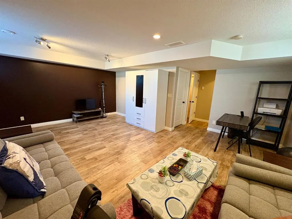 238 Viscount Drive SE