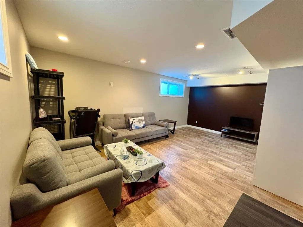 238 Viscount Drive SE