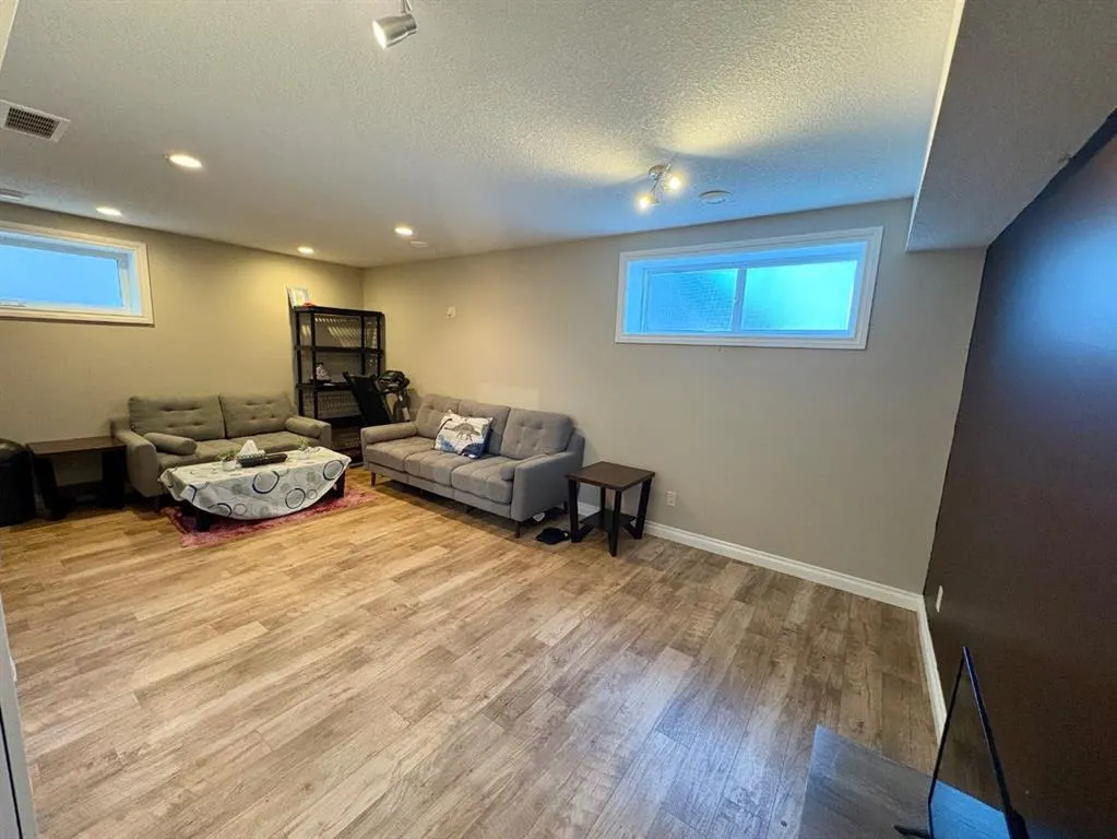 238 Viscount Drive SE