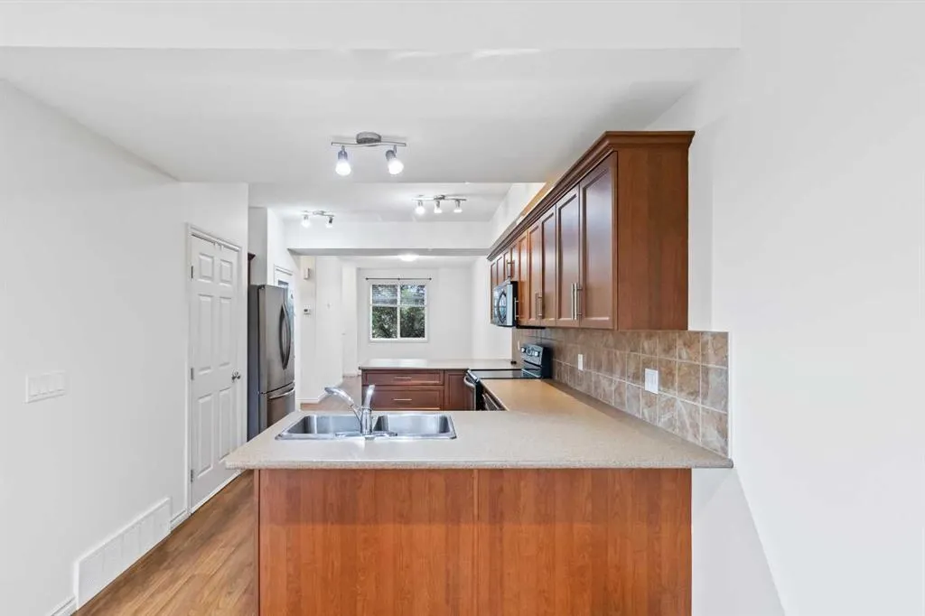 136 Fontaine Crescent, #3