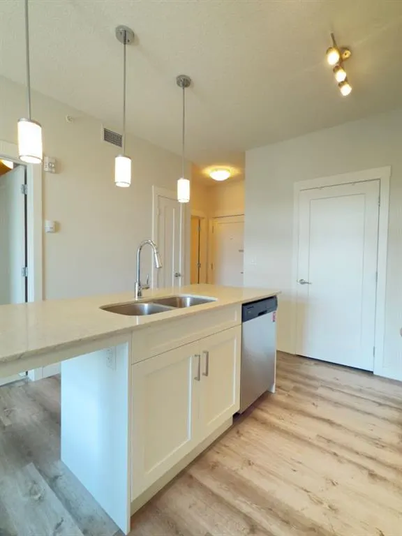 20 Walgrove SE, #415