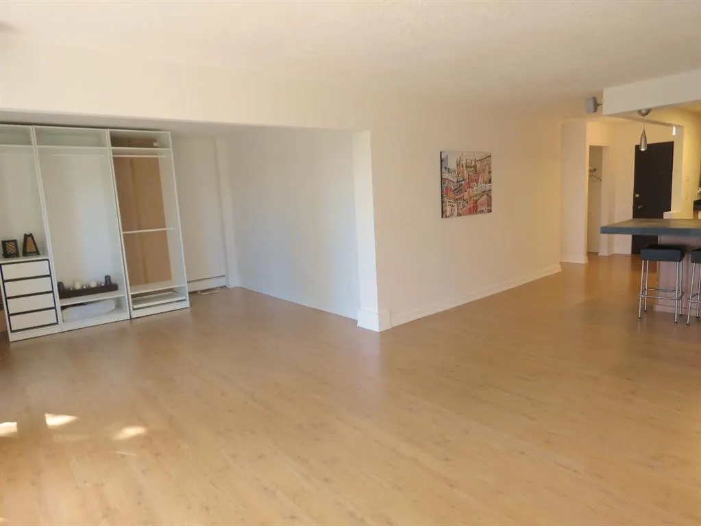 328 Cedar Crescent SW, #204