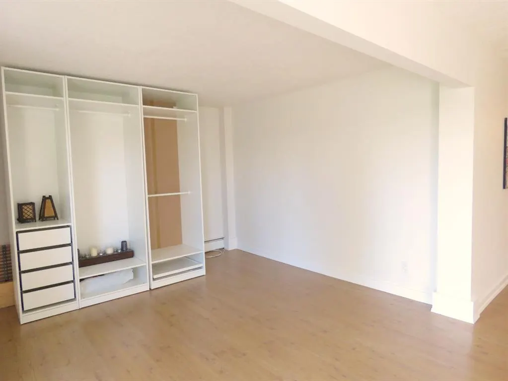 328 Cedar Crescent SW, #204