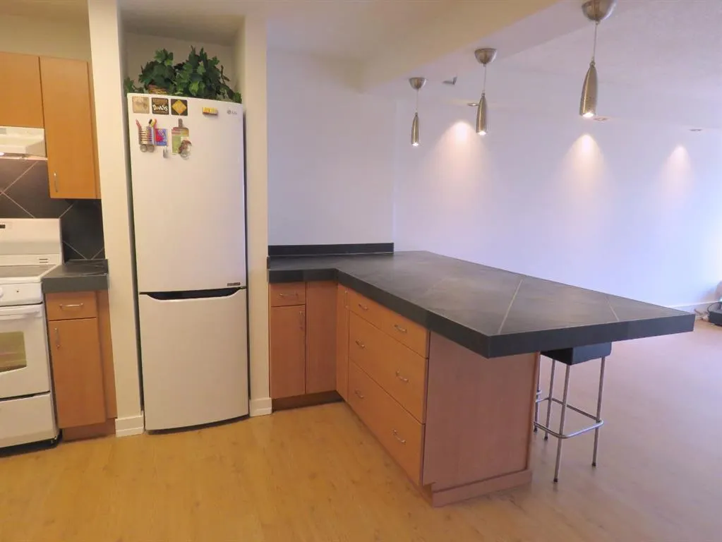 328 Cedar Crescent SW, #204
