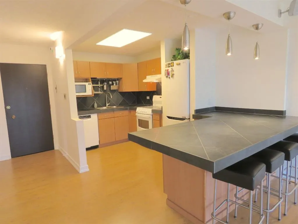 328 Cedar Crescent SW, #204