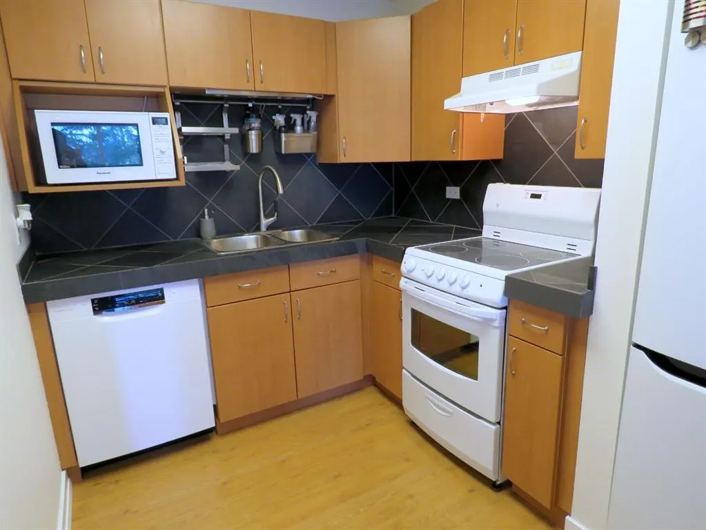 328 Cedar Crescent SW, #204