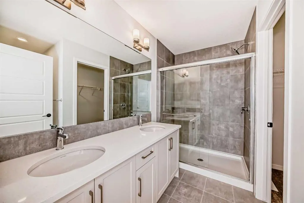 153 Edith Way NW