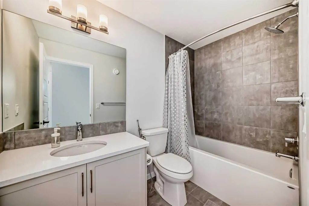 153 Edith Way NW