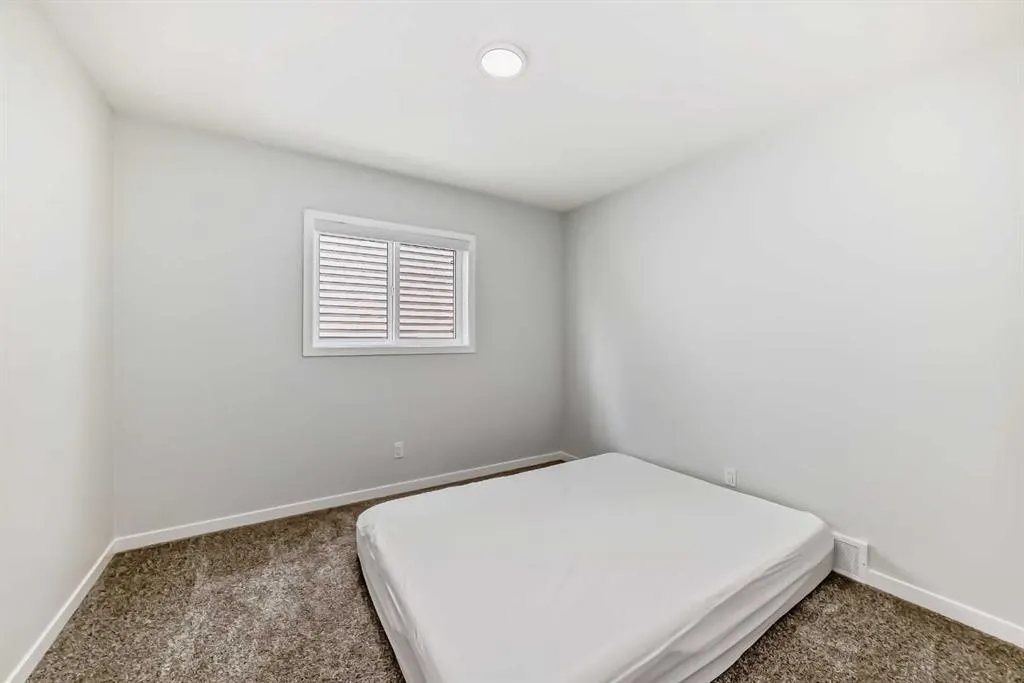 153 Edith Way NW