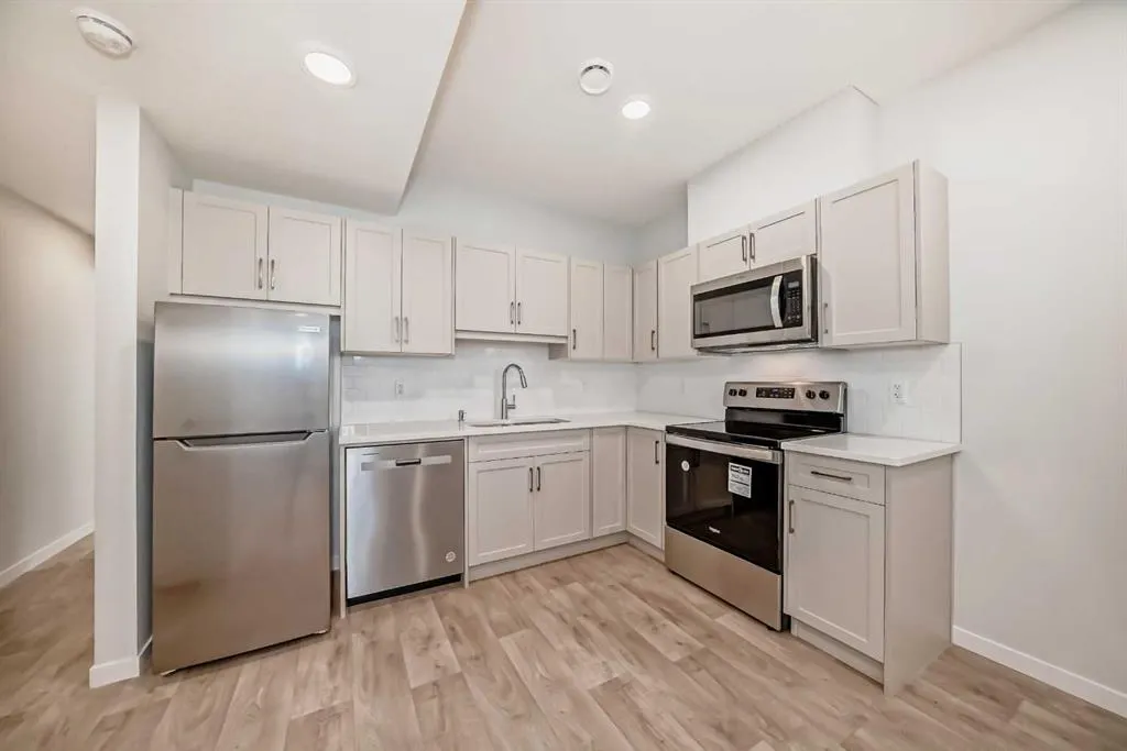 153 Edith Way NW