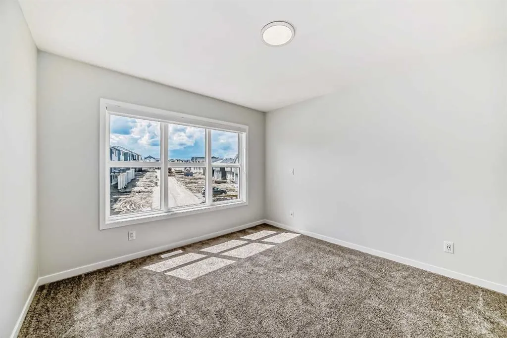 153 Edith Way NW