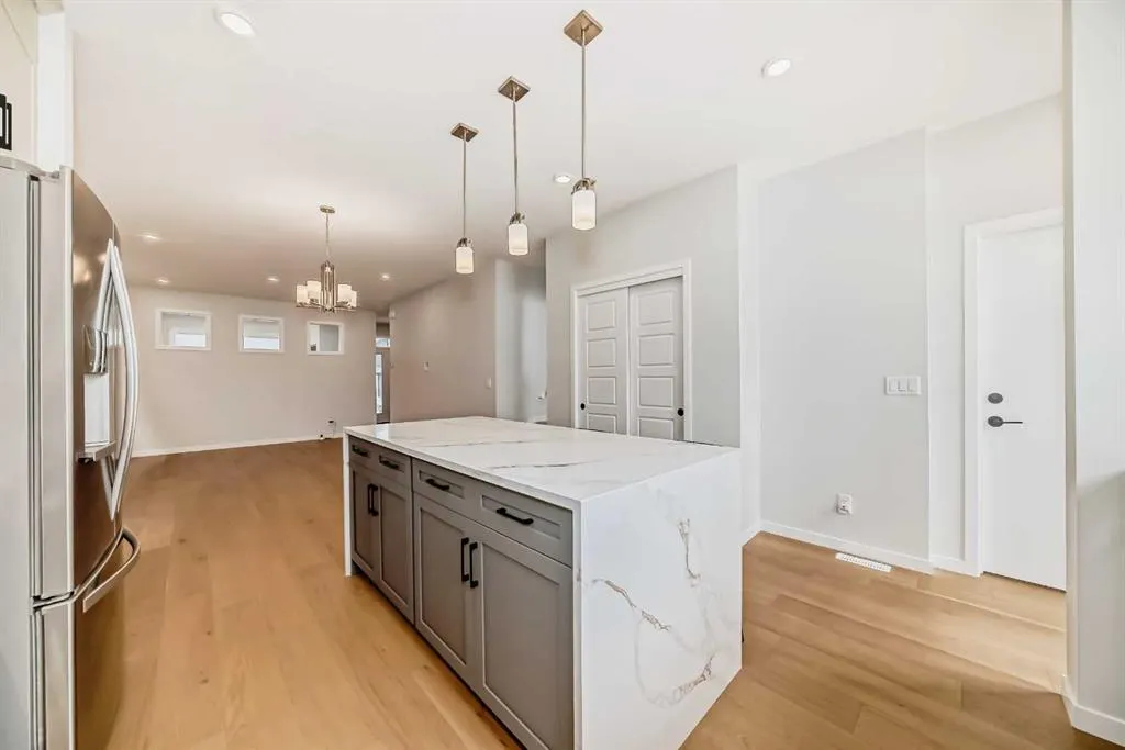 153 Edith Way NW