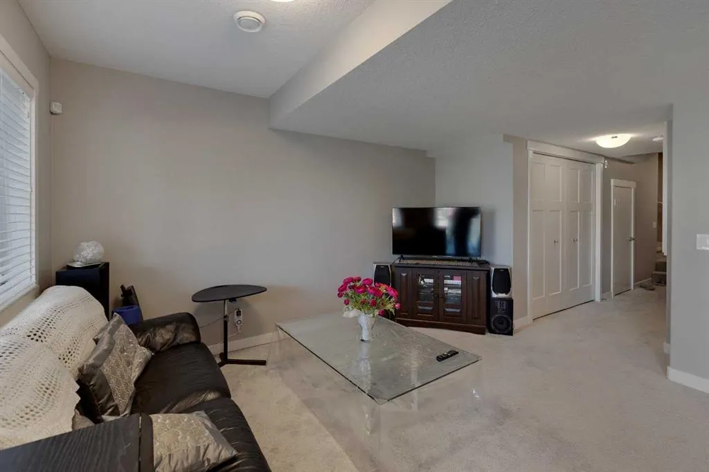 564 Evanston Manor NW