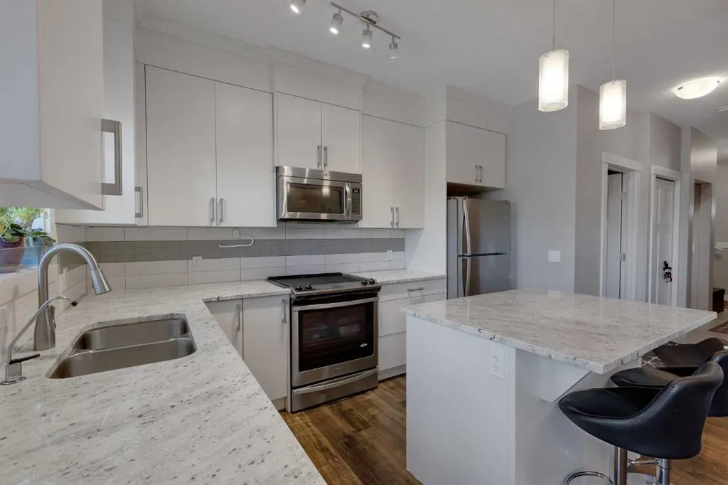 564 Evanston Manor NW