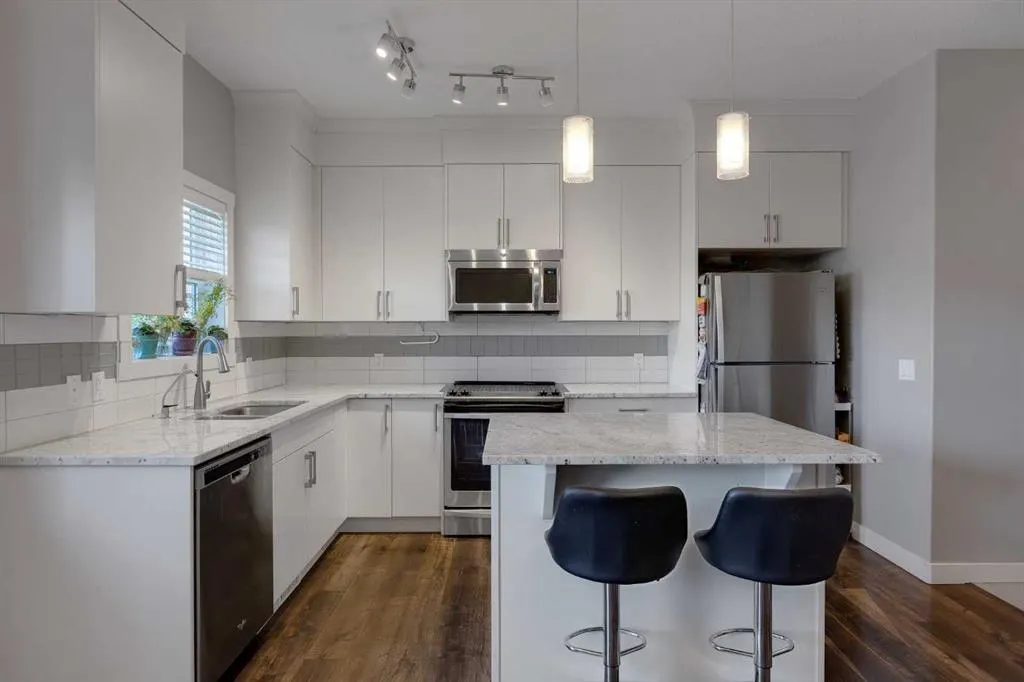 564 Evanston Manor NW