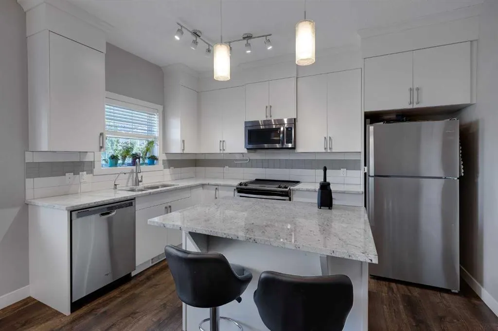 564 Evanston Manor NW