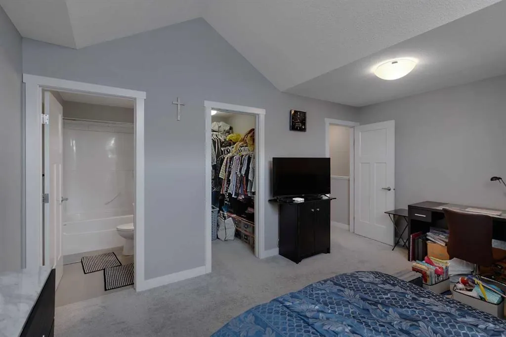 564 Evanston Manor NW