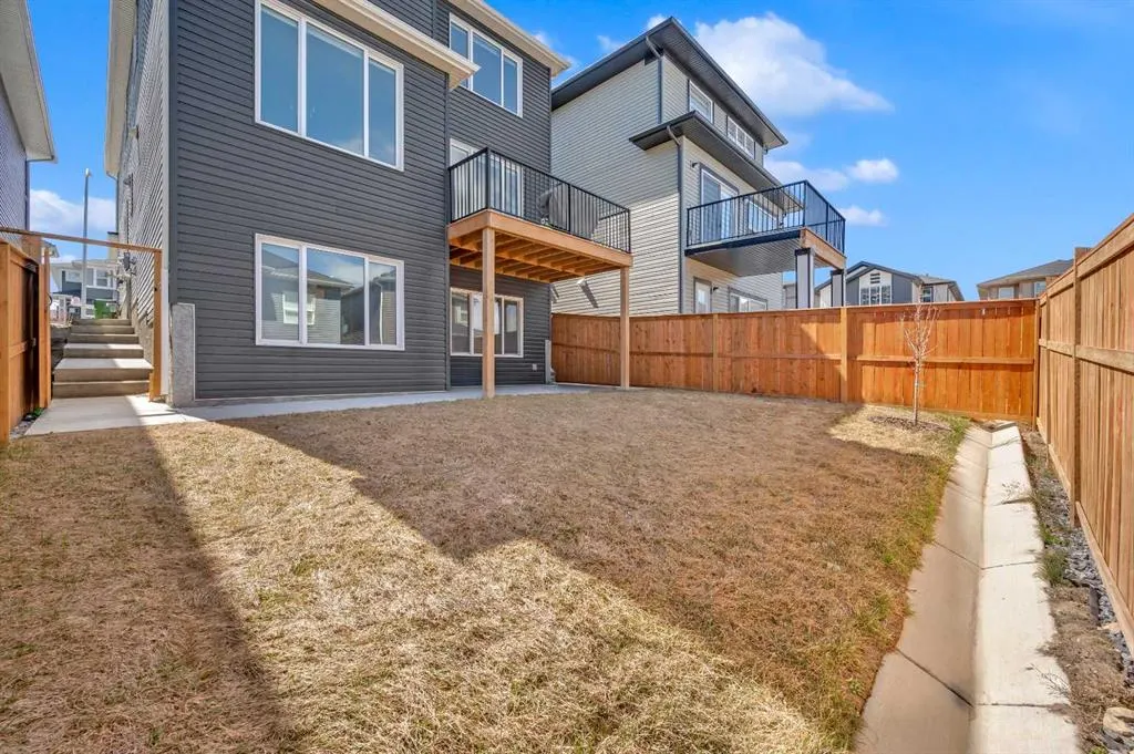 127 Ambleside Crescent NW