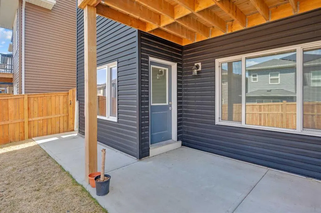 127 Ambleside Crescent NW