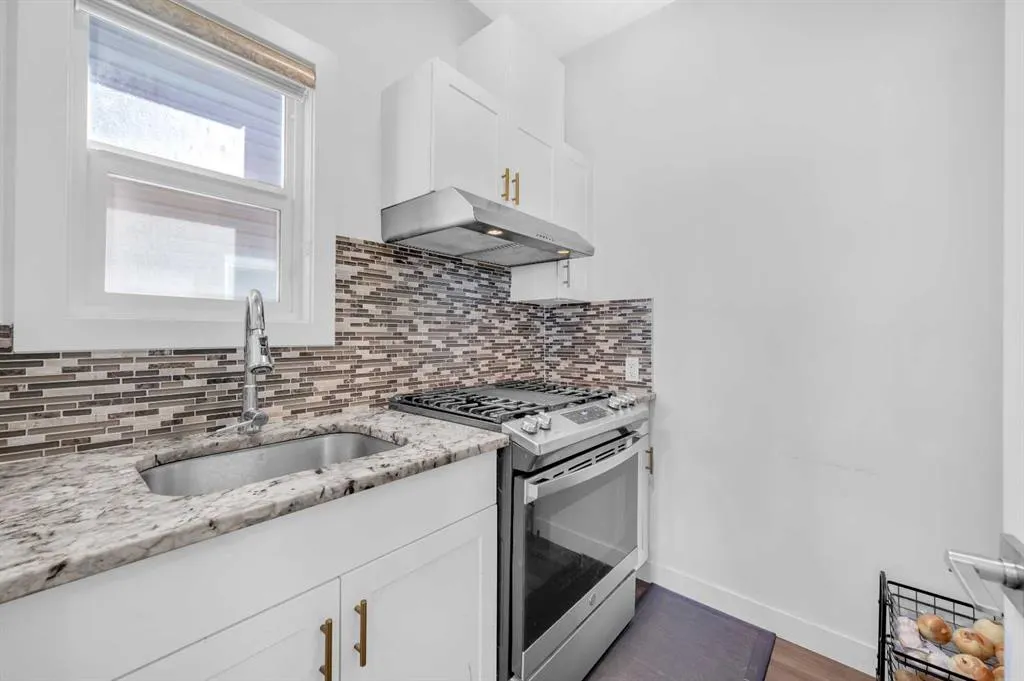 127 Ambleside Crescent NW