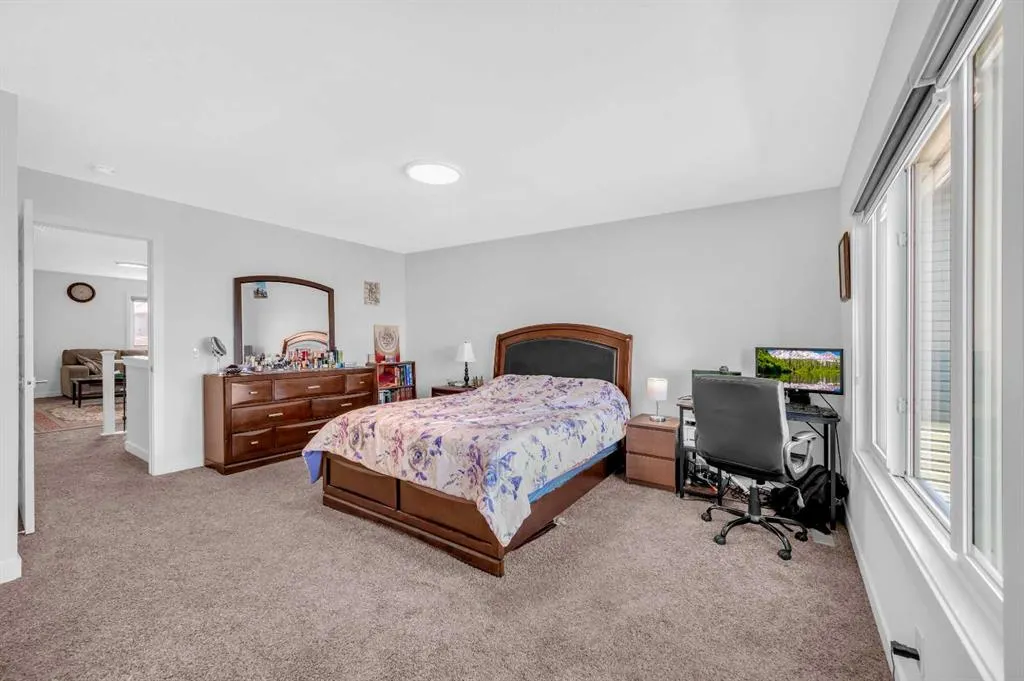 127 Ambleside Crescent NW