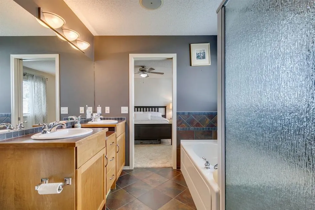 210 Elgin View SE