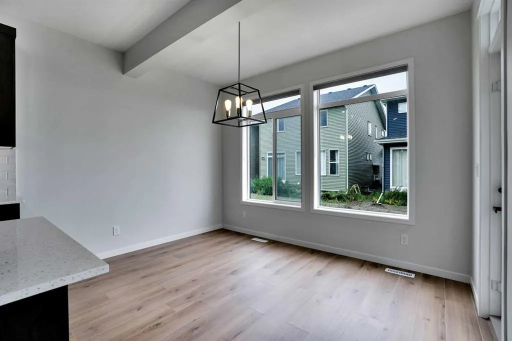 8 Corner Glen Row NE