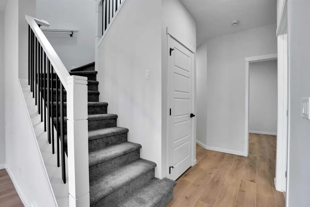 8 Corner Glen Row NE