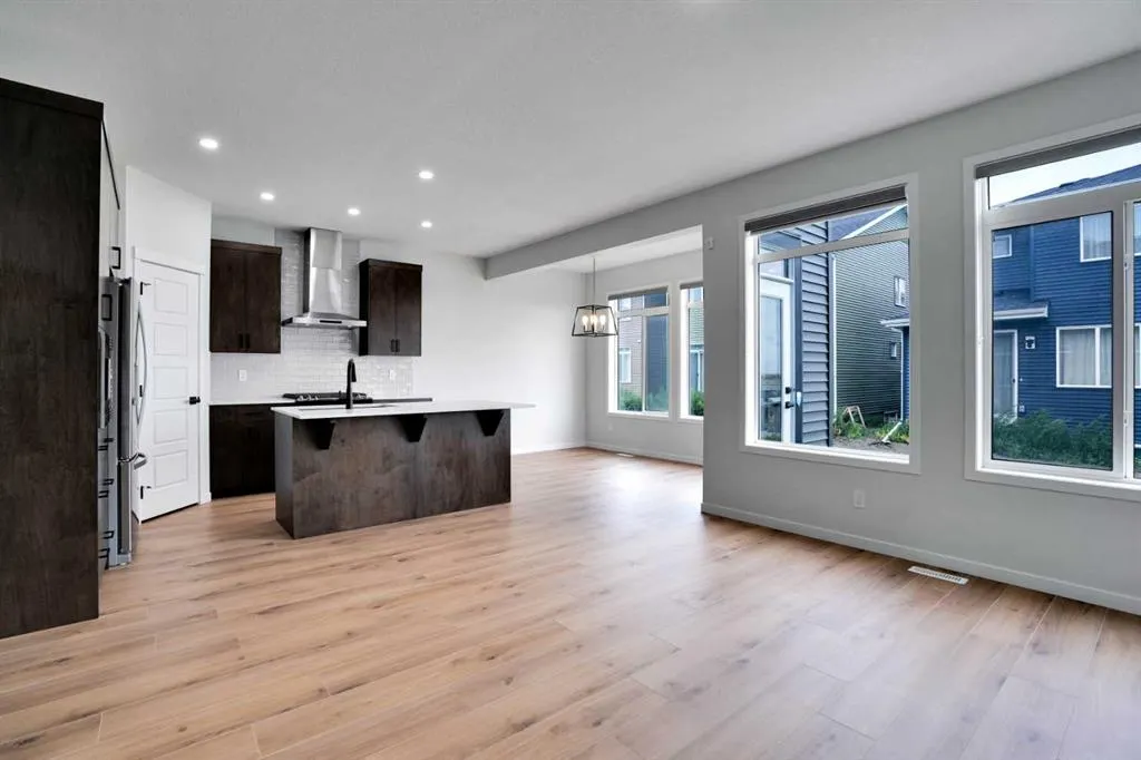 8 Corner Glen Row NE