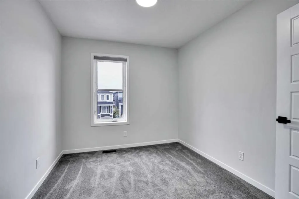 8 Corner Glen Row NE