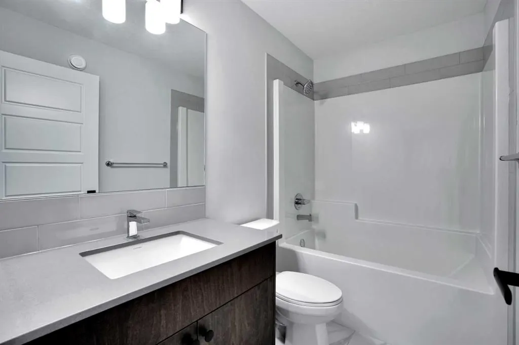 8 Corner Glen Row NE