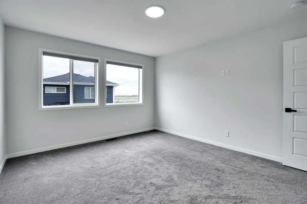 8 Corner Glen Row NE