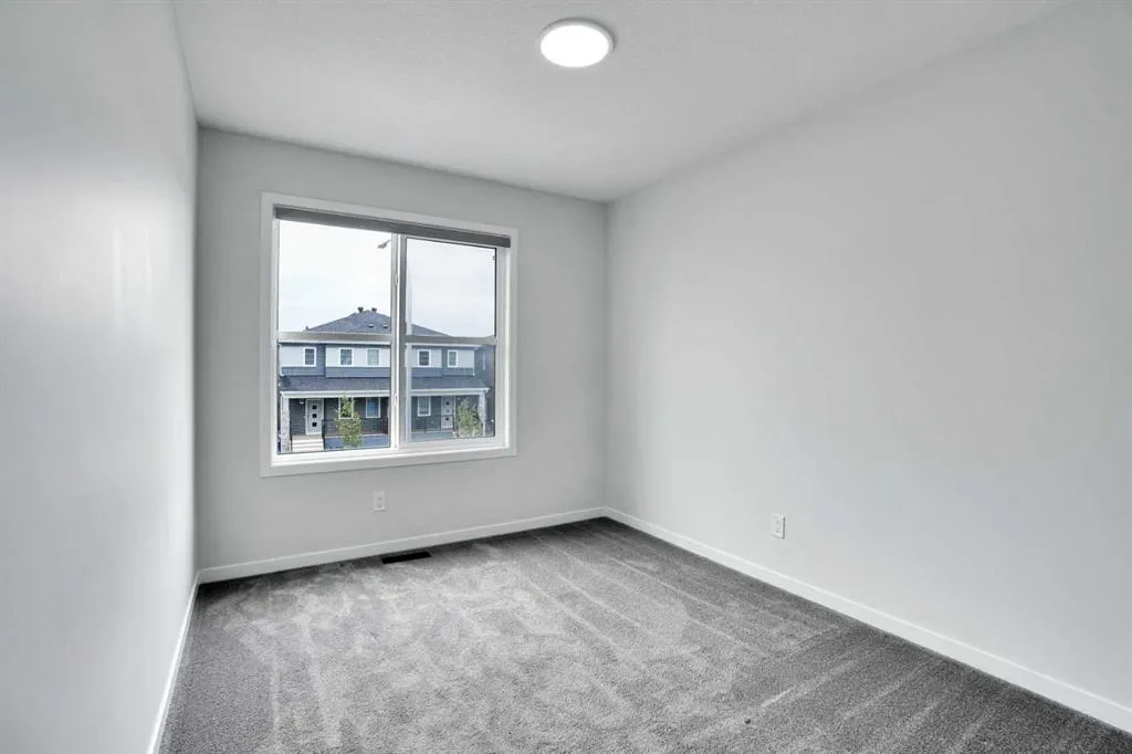 8 Corner Glen Row NE